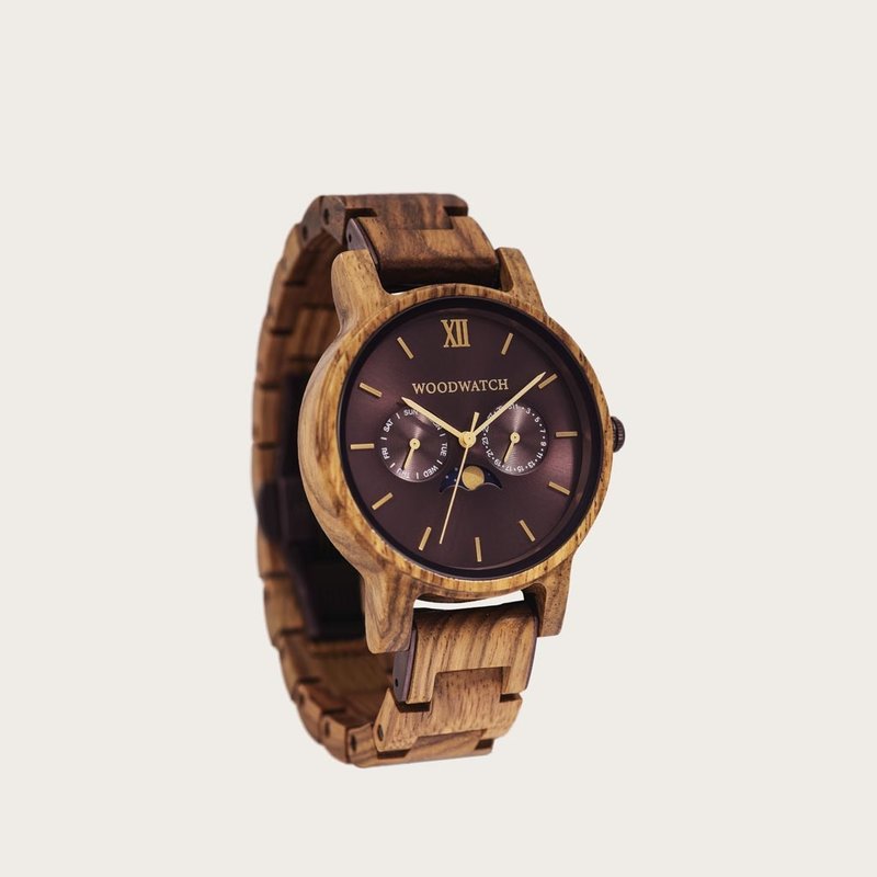 The CLASSIC Collection rethinks the aesthetic of a WoodWatch in a sophisticated way. The slim cases give a classy impression while featuring a unique a moonphase movement and two extra subdials featuring a week and month display. The CLASSIC Arcane is mad