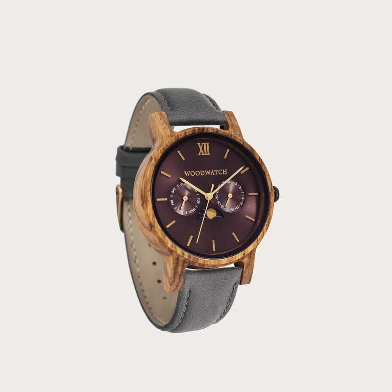 The CLASSIC Collection rethinks the aesthetic of a WoodWatch in a sophisticated way. The slim cases give a classy impression while featuring a unique a moonphase movement and two extra subdials featuring a week and month display. The CLASSIC Arcane Grey i