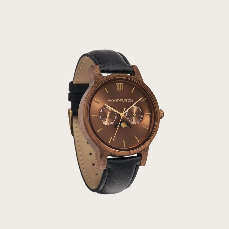 Die CLASSIC Kollektion erfindet die gewohnte Ästhetik der WoodWatch neu: Die CLASSIC Barista Jet wurde aus nordamerikanischem Walnussholz hergestellt und verfügt über ein braunes Zifferblatt und goldfarbene Details. Teil des modernen Designs der CLASSIC M