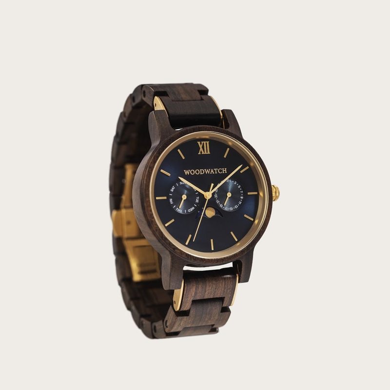 Die CLASSIC Kollektion erfindet die gewohnte Ästhetik der WoodWatch neu: Die CLASSIC Dark Sailor wurde aus schwarzem Sandelholz aus Ostafrika hergestellt und verfügt über ein dunkelblaues Zifferblatt und goldfarbene Details. Teil des modernen Designs der