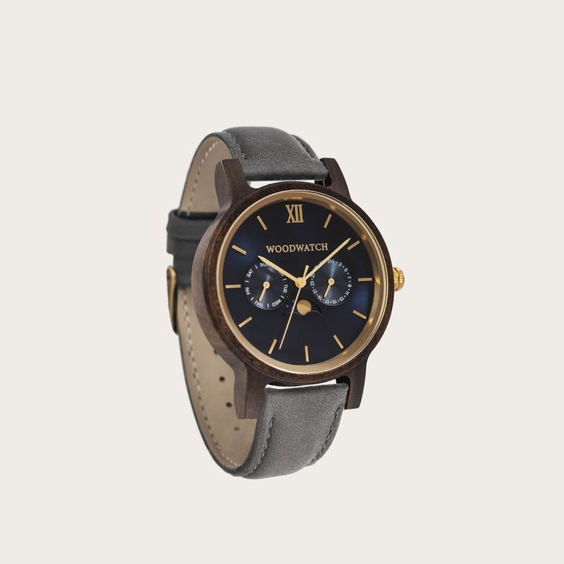 CLASSIC Kollektionen är en sofistikerad nytolkning av WoodWatchs klassiska design. Den tunna boetten ger ett elegant uttryck samtidigt som klockorna är försedda med en unik månfaskalender och två extra urtavlor för vecka och månad. CLASSIC Dark Sailor Gre