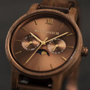 Die CLASSIC Kollektion erfindet die gewohnte Ästhetik der WoodWatch neu: Die CLASSIC Barista wurde aus nordamerikanischem Walnussholz hergestellt und verfügt über ein braunes Zifferblatt und goldfarbene Details. Teil des modernen Designs der CLASSIC Model