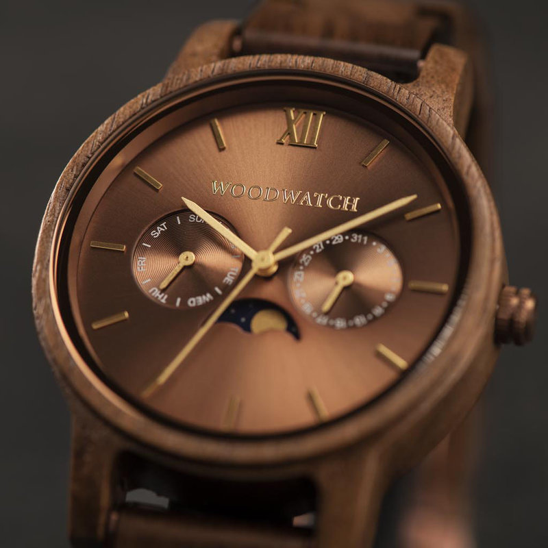 The CLASSIC Collection rethinks the aesthetic of a WoodWatch in a sophisticated way. The slim cases give a classy impression while featuring a unique a moonphase movement and two extra subdials featuring a week and month display. The CLASSIC Barista is ma