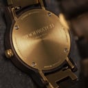 La collezione CLASSIC mette in discussione l’estetica di WoodWatch aggiungendogli un tono sofisticato. La sottile cassa dal tocco classico contiene un movimento lunare unico e due quadranti aggiuntivi che mostrano la settimana e il mese. Il CLASSIC Dark S