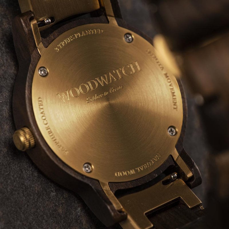 CLASSIC Kollektionen är en sofistikerad nytolkning av WoodWatchs klassiska design. Den tunna boetten ger ett elegant uttryck samtidigt som klockorna är försedda med en unik månfaskalender och två extra urtavlor för vecka och månad. CLASSIC Dark Sailor är