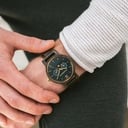 La collection CLASSIC repense de manière sophistiquée l’esthétisme de WoodWatch. Elle allie chic et multifonction en incluant l’affichage des phases lunaires ainsi que deux cadrans supplémentaires indiquant la date et le mois. La CLASSIC Dark Sailor est f