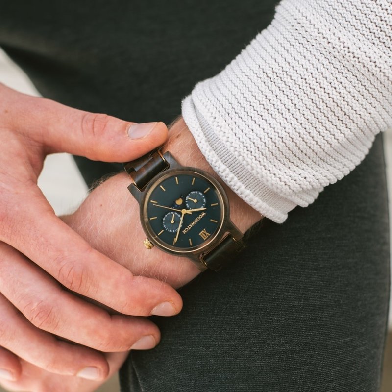 De CLASSIC Collectie vernieuwt de esthetiek van een WoodWatch op een stijlvolle manier. De dunne behuizing heeft een klassieke uitstraling en kenmerkt zich met een maankalender uurwerk en twee extra subdials met week- en maandaanduiding. De CLASSIC Dark S