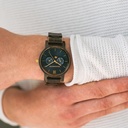 Die CLASSIC Kollektion erfindet die gewohnte Ästhetik der WoodWatch neu: Die CLASSIC Dark Sailor wurde aus schwarzem Sandelholz aus Ostafrika hergestellt und verfügt über ein dunkelblaues Zifferblatt und goldfarbene Details. Teil des modernen Designs der