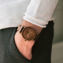 De CLASSIC Collectie vernieuwt de esthetiek van een WoodWatch op een stijlvolle manier. De dunne behuizing heeft een klassieke uitstraling en kenmerkt zich met een maankalender uurwerk en twee extra subdials met week- en maandaanduiding.De CLASSIC Barista