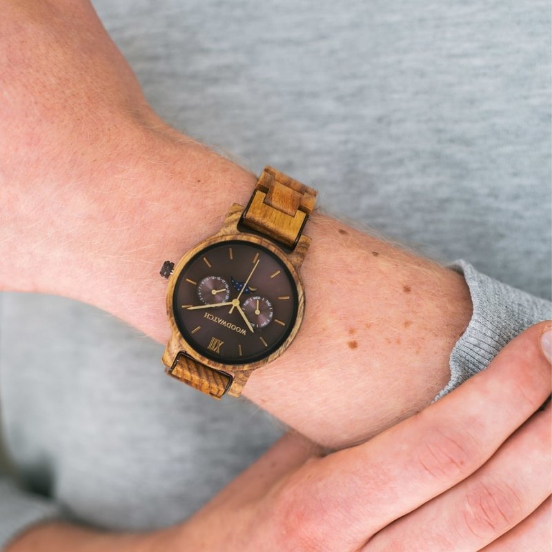 The CLASSIC Collection rethinks the aesthetic of a WoodWatch in a sophisticated way. The slim cases give a classy impression while featuring a unique a moonphase movement and two extra subdials featuring a week and month display. The CLASSIC Arcane is mad