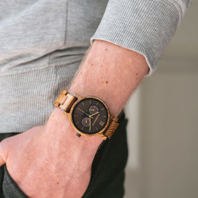 The CLASSIC Collection rethinks the aesthetic of a WoodWatch in a sophisticated way. The slim cases give a classy impression while featuring a unique a moonphase movement and two extra subdials featuring a week and month display. The CLASSIC Arcane is mad