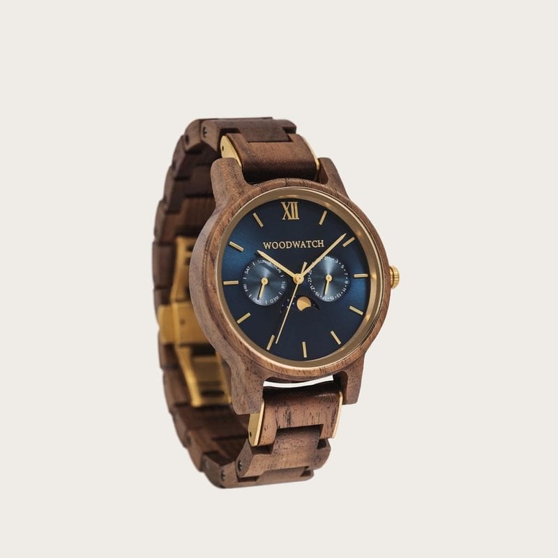 La colección CLASSIC reinventa la estética de un WoodWatch de una manera sofisticada. Los estuches delgados dan una impresión elegante mientras presentan un movimiento de fase lunar único y dos subesferas adicionales que muestran la semana y el mes. El CL