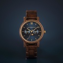 Die CLASSIC Kollection überdenkt auf raffinierte Weise die Ästhetik einer WoodWatch. Die schlanken Gehäuse geben einen klassischen Eindruck und verfügen über eine einzigartige Mondphasenbewegung und zwei zusätzliche Hilfszifferblätter mit Wochen- und Mona