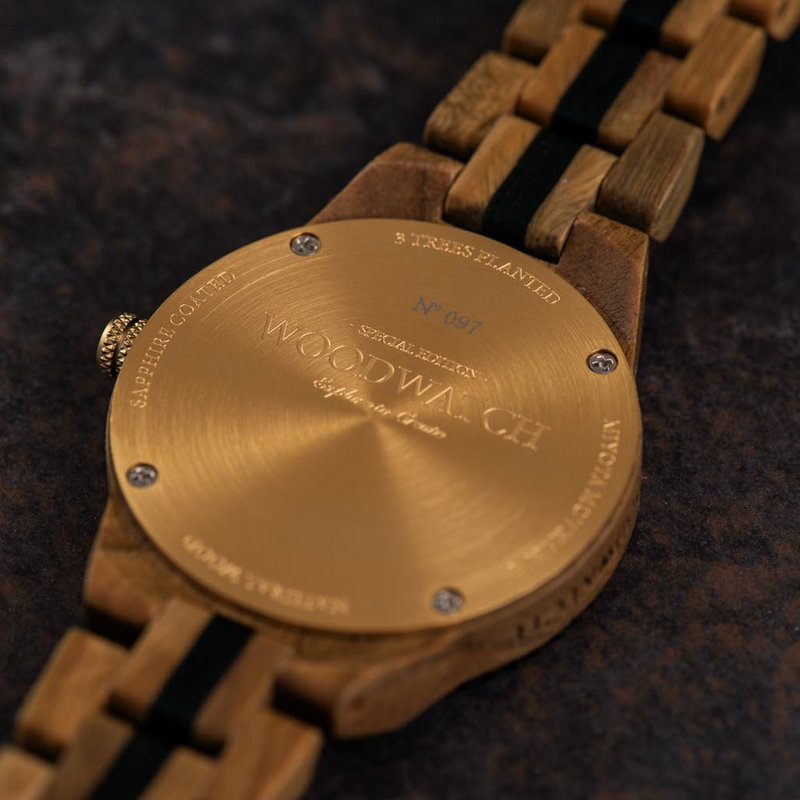 Ahora disponible de forma limitada - nuestra ODYSSEY Special Edition. Hecho a mano de una combinación de sándalo verde y negro procedente de América del Sur y África Oriental, con detalles dorados.  Solo 100 piezas están disponibles. Cada reloj tiene un n