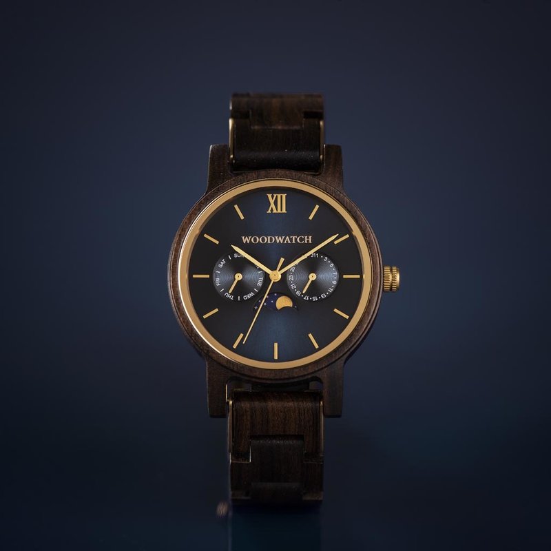 La Colección CLASSIC replantea la estética del WoodWatch de manera sofisticada. Las cajas delgadas dan una impresión elegante combinada con un exclusivo movimiento de fase lunar y dos subesferas que indican la semana y el día. El CLASSIC Dark Sailor está