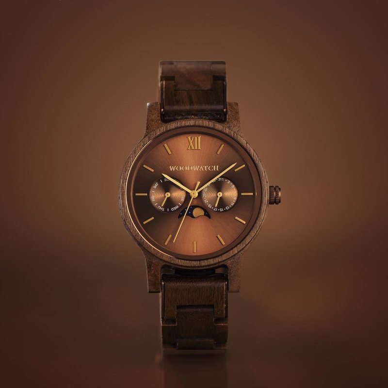 The CLASSIC Collection rethinks the aesthetic of a WoodWatch in a sophisticated way. The slim cases give a classy impression while featuring a unique a moonphase movement and two extra subdials featuring a week and month display. The CLASSIC Barista is ma