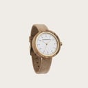 La NORDIC Copenhagen présente un diamètre de 36 mm olive blanche avec des détails cadran blanc et or. Fabriquée à la main à partir de bois d'origine durable, elle s'associe à une courroie en cuir vegan durable ultra-douce beige.