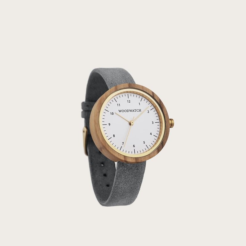 La NORDIC Copenhagen Grey présente un diamètre de 36 mm olive blanche avec des détails cadran blanc et or. Fabriquée à la main à partir de bois d'origine durable, elle s'associe à une courroie en cuir vegan durable ultra-douce grise.