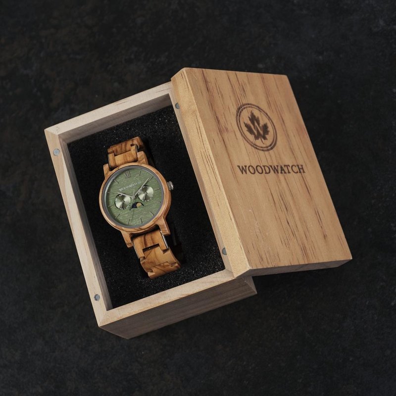 The CLASSIC Collection rethinks the aesthetic of a WoodWatch in a sophisticated way. The slim cases give a classy impression while featuring a unique a moonphase movement and two extra subdials featuring a week and month display. The CLASSIC Chaser is mad