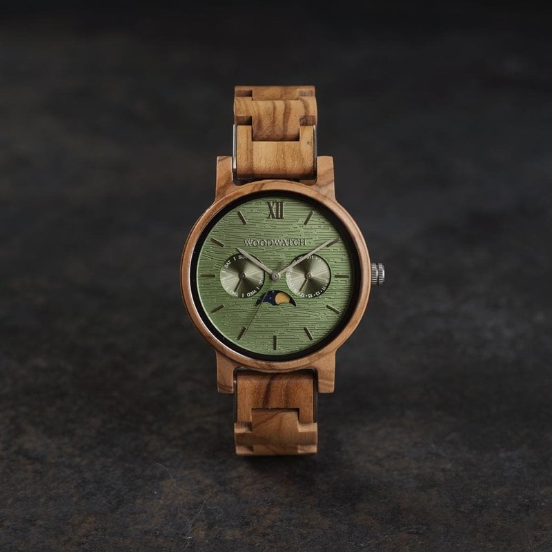 The CLASSIC Collection rethinks the aesthetic of a WoodWatch in a sophisticated way. The slim cases give a classy impression while featuring a unique a moonphase movement and two extra subdials featuring a week and month display. The CLASSIC Chaser is mad