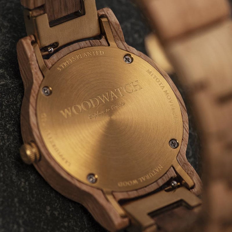 De CLASSIC Collectie vernieuwt de esthetiek van een WoodWatch op een stijlvolle manier. De dunne behuizing heeft een klassieke uitstraling en kenmerkt zich met een maankalender uurwerk en twee extra subdials met week- en maandaanduiding. De CLASSIC Yachte