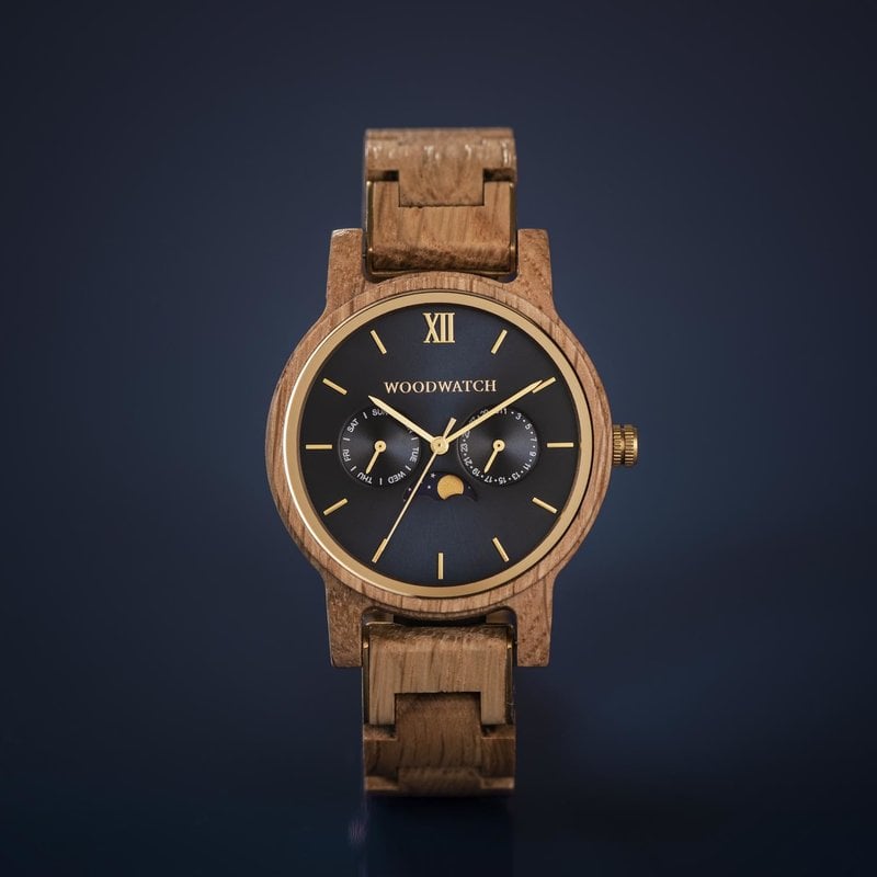 De CLASSIC Collectie vernieuwt de esthetiek van een WoodWatch op een stijlvolle manier. De dunne behuizing heeft een klassieke uitstraling en kenmerkt zich met een maankalender uurwerk en twee extra subdials met week- en maandaanduiding. De CLASSIC Yachte