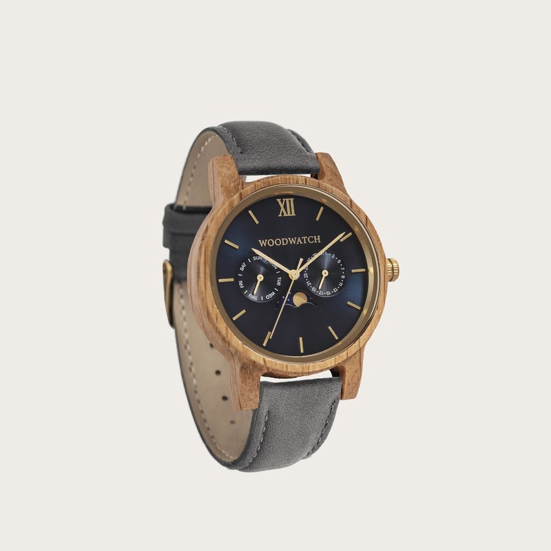 CLASSIC Kollektionen är en sofistikerad nytolkning av WoodWatchs klassiska design. Den tunna boetten ger ett elegant uttryck samtidigt som klockorna är försedda med en unik månfaskalender och två extra urtavlor för vecka och månad. CLASSIC Yachter Grey är