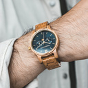 La Colección CLASSIC replantea la estética del WoodWatch de manera sofisticada. Las cajas delgadas dan una impresión elegante combinada con un exclusivo movimiento de fase lunar y dos subesferas que indican la semana y el día. El CLASSIC Yachter está hech