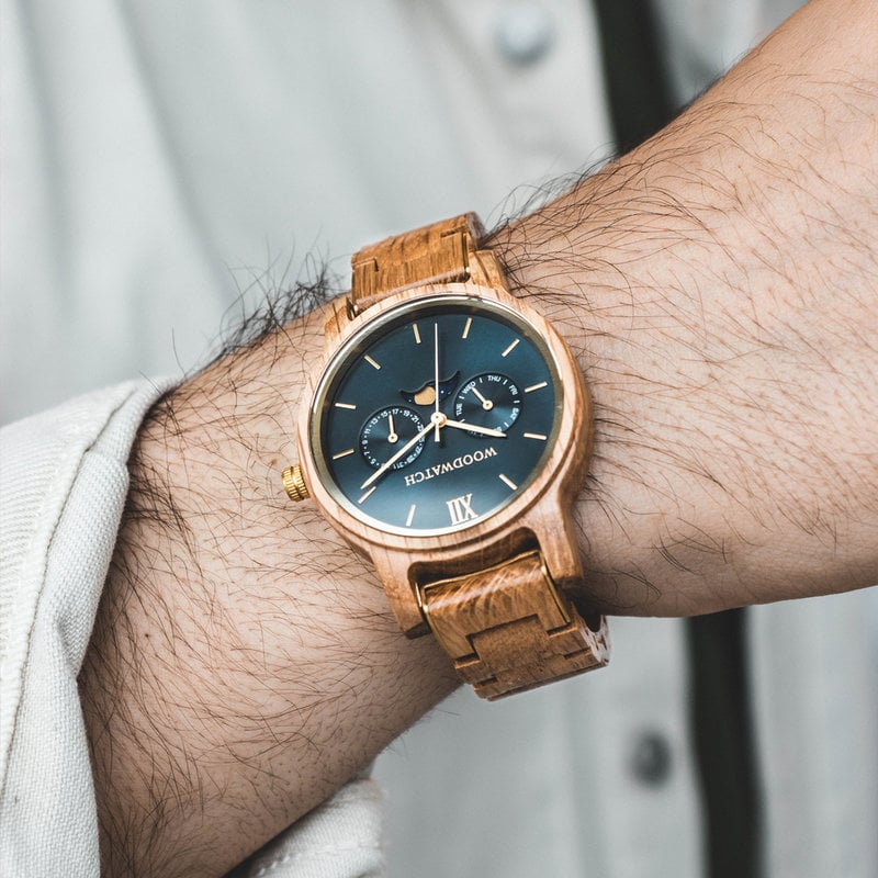 La collection CLASSIC repense de manière sophistiquée l’esthétisme de WoodWatch. Elle allie chic et multifonction en incluant l’affichage des phases lunaires ainsi que deux cadrans supplémentaires indiquant la date et le mois. La montre CLASSIC Yachter es