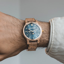 La collection CLASSIC repense de manière sophistiquée l’esthétisme de WoodWatch. Elle allie chic et multifonction en incluant l’affichage des phases lunaires ainsi que deux cadrans supplémentaires indiquant la date et le mois. La montre CLASSIC Yachter es