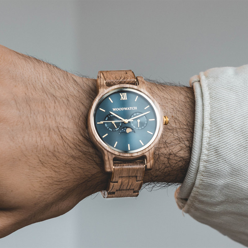 The CLASSIC Collection rethinks the aesthetic of a WoodWatch in a sophisticated way. The slim cases give a classy impression while featuring a unique a moonphase movement and two extra subdials featuring a week and month display. The CLASSIC Yachter is ma