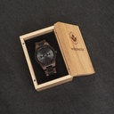 Este reloj con diseño premium combina nuevos tipos de madera únicos con lujosas esferas y tapa de acero inoxidable. El reloj lleva en su centro un completo y nuevo movimiento multi-función que incluye dos esferas extra que indican la semana y el mes. El G