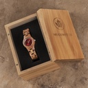 L’orologio Poppy della collezione FLORA è realizzato in legno di kosso morbido lavorato a mano per renderlo il più sottile possibile. Poppy è dotato di un quadrante rossa con dettagli argentati.