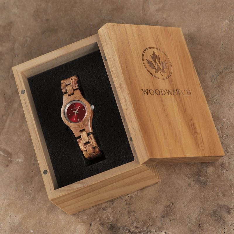 The Poppy watch from the FLORA Collection consists of kosso wood that has been hand-crafted to its finest slenderness. The Poppy features a red dial with silver coloured details.