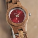 La montre Poppy de la collection FLORA est composée de bois lisse kosso finement travaillé à la main. Le modèle Poppy comporte un cadran rouge avec des détails colorés argenté.