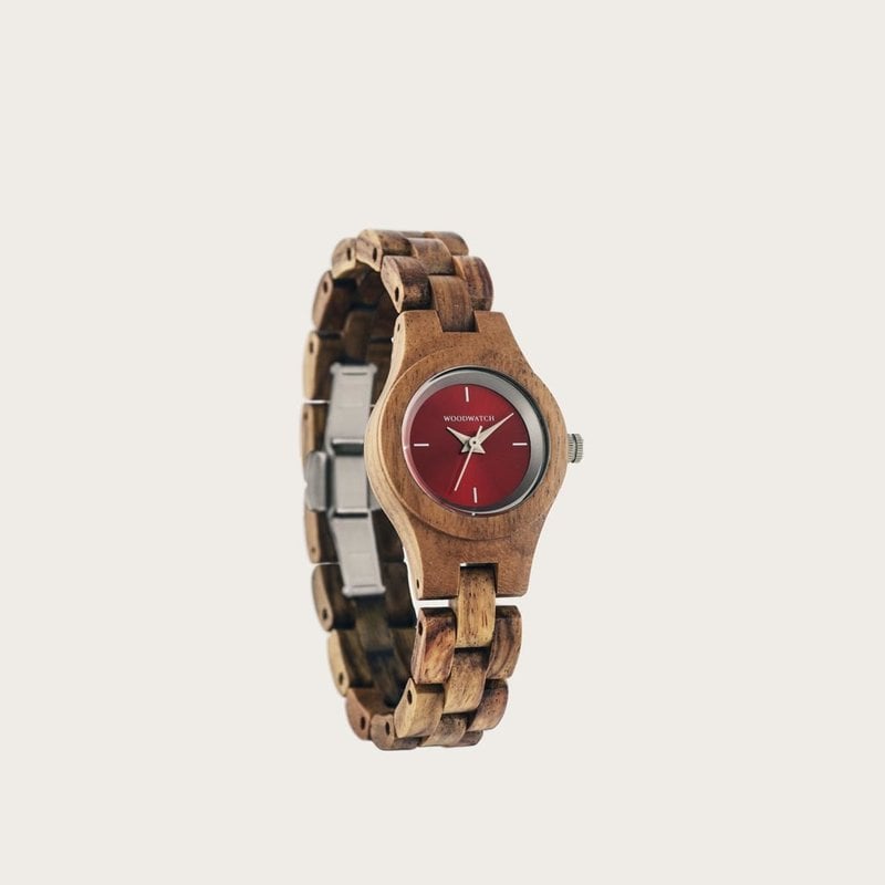 Het Poppy horloge uit de FLORA Collection bestaat uit zacht kosso hout dat met de is hand bewerkt tot een verfijnd uurwerk. De Poppy is voorzien van een rood wijzerplaat met zilveren accenten.