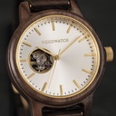 Il CLASSIC Open-Heart ridefinisce l'estetica di un WoodWatch in maniera... cinetica. Abbiamo riprogettato la cassa per fare spazio al meccanismo di movimento automatico SEIKO, alimentato dal moto naturale della persona che indossa l'orologio. L'open heart