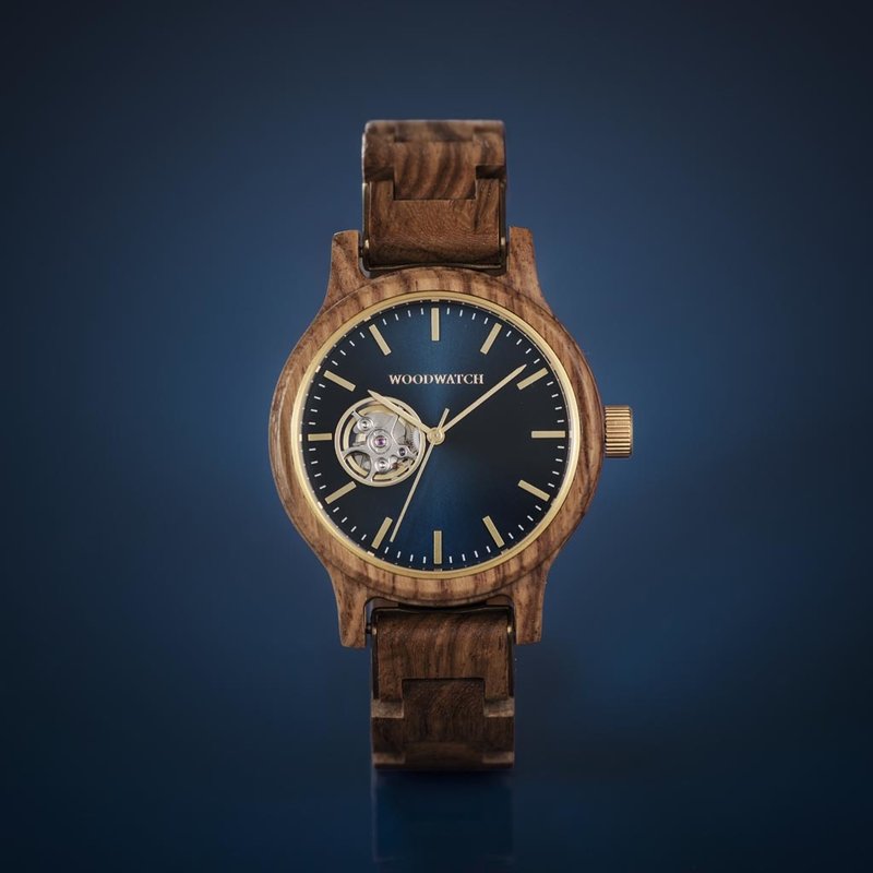 CLASSIC Open-Heart omprövar WoodWatch-estetiken på ett kinetiskt sätt. Vi har designat om boetten för att göra plats för en SEIKO automatisk rörelse, som drivs av den naturliga rörelsen hos klockbäraren. Opean heart och boetten i glas avslöjar de intrikat