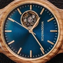 Die CLASSIC Open-Heart definiert die Ästhetik einer WoodWatch auf eine dynamische Weise neu. Wir haben das Gehäuse neu gestaltet, um Platz für ein Automatikwerk von SEIKO zu schaffen, das durch die natürliche Bewegung des Trägers der Uhr angetrieben wird.