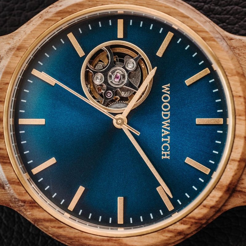 CLASSIC Open-Heart omprövar WoodWatch-estetiken på ett kinetiskt sätt. Vi har designat om boetten för att göra plats för en SEIKO automatisk rörelse, som drivs av den naturliga rörelsen hos klockbäraren. Opean heart och boetten i glas avslöjar de intrikat