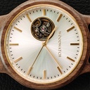 La CLASSIC Open-Heart repense l'esthétique d'une WoodWatch de manière cinétique. Nous avons repensé le boîtier pour faire place à un mouvement automatique SEIKO, alimenté par le mouvement naturel du porteur de la montre. Le cœur ouvert et le fond du boîti