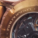 La CLASSIC Open-Heart repense l'esthétique d'une WoodWatch de manière cinétique. Nous avons repensé le boîtier pour faire place à un mouvement automatique SEIKO, alimenté par le mouvement naturel du porteur de la montre. Le cœur ouvert et le fond du boîti