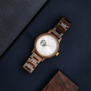 El CLASSIC Open-Heart reconsidera la estética de un WoodWatch de forma cinética. Rediseñamos la caja para dejar espacio para un movimiento automático SEIKO, que funciona con el movimiento natural del usuario del reloj. El corazón abierto y la parte poster