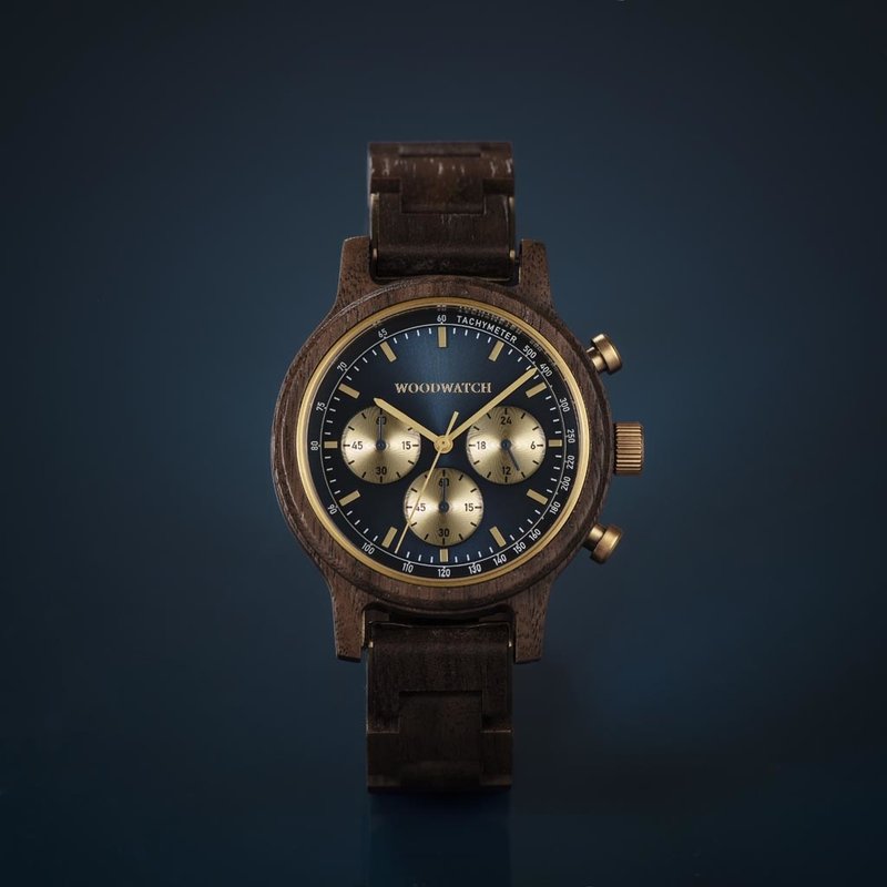 Die Chrono Sailor Walnut ist aus natürlichem Walnussholz gefertigt und verfügt über ein doppelschichtiges, tiefblaues Zifferblatt mit goldenen Details.