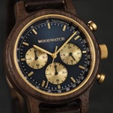 Il Chrono Sailor Walnut è realizzato in legno naturale di noce e presenta un quadrante blu a doppio strato con dettagli dorati.