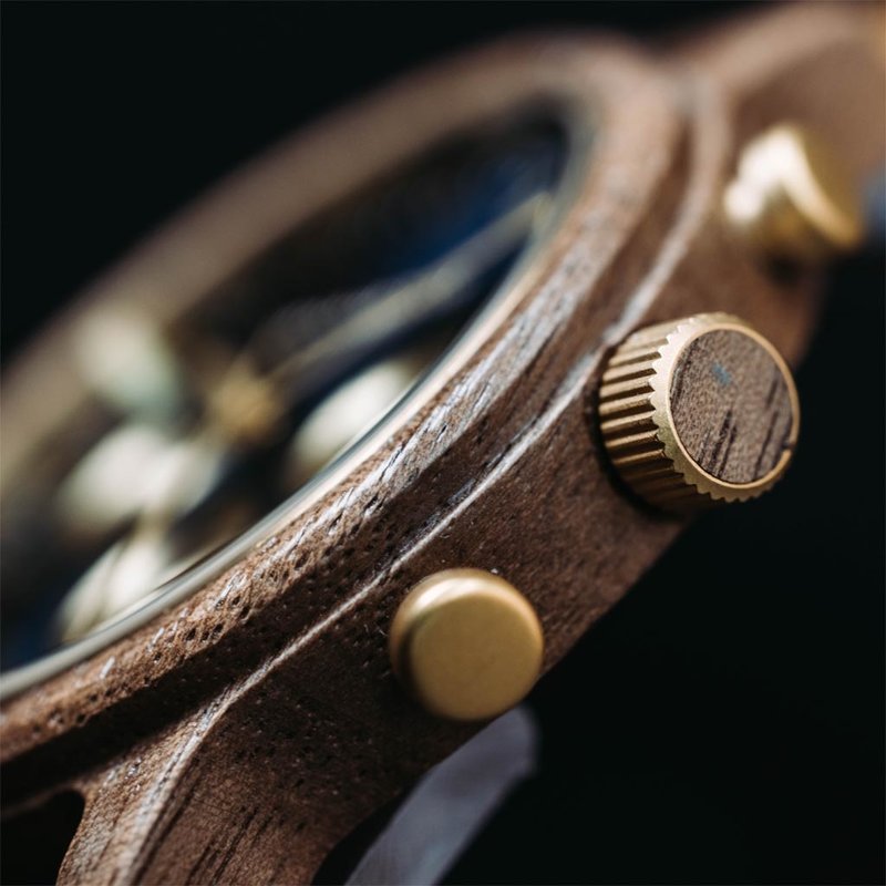 Die Chrono Sailor Walnut ist aus natürlichem Walnussholz gefertigt und verfügt über ein doppelschichtiges, tiefblaues Zifferblatt mit goldenen Details.