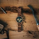 Il Chrono Sailor Walnut è realizzato in legno naturale di noce e presenta un quadrante blu a doppio strato con dettagli dorati.