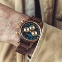 Die Chrono Sailor Walnut ist aus natürlichem Walnussholz gefertigt und verfügt über ein doppelschichtiges, tiefblaues Zifferblatt mit goldenen Details.