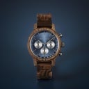 Die Chrono Mariner Kosso ist aus Kosso-Holz gefertigt und verfügt über ein doppelschichtiges, blaues Zifferblatt mit silbernen Details.