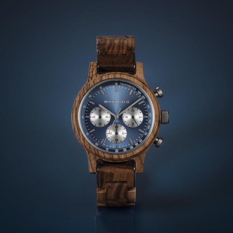 La Chrono Mariner Kosso est fabriquée à partir de bois de kosso et présente un cadran bleu à double couche avec des détails argentés.